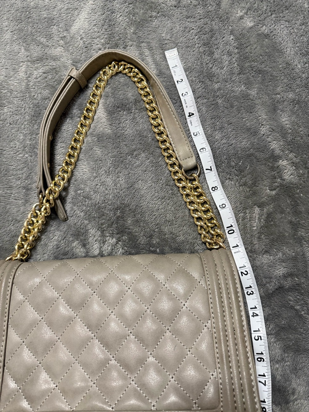 BCBG Quilted Shoulder Bag in Light Gray with Gold Chain - Picture 8 of 12